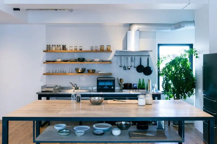 ステンレスキッチンとダイニングテーブル