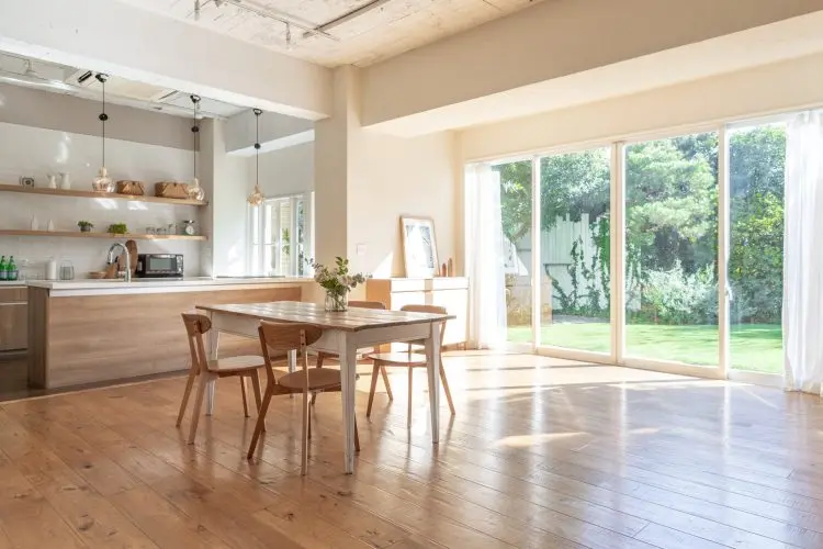 広々としたリビングとキッチン