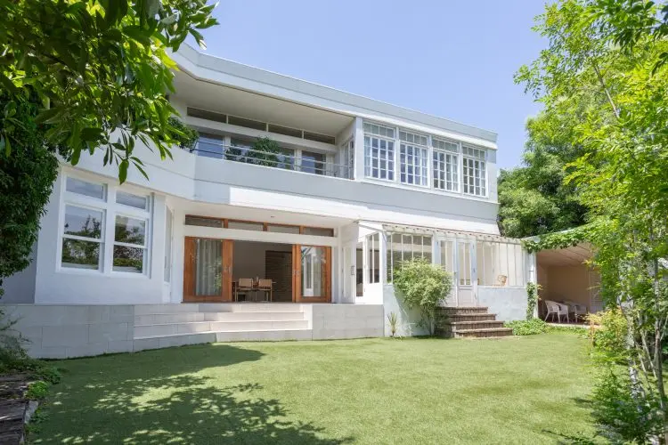 緑あふれる庭に面した邸宅