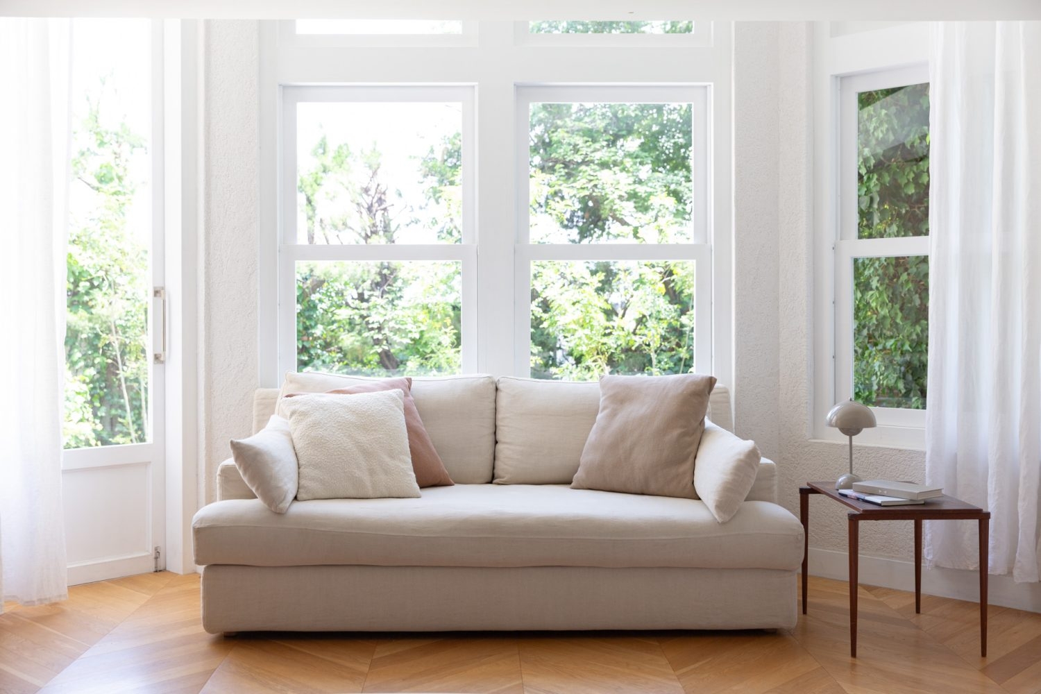 大きな窓からは自然光が