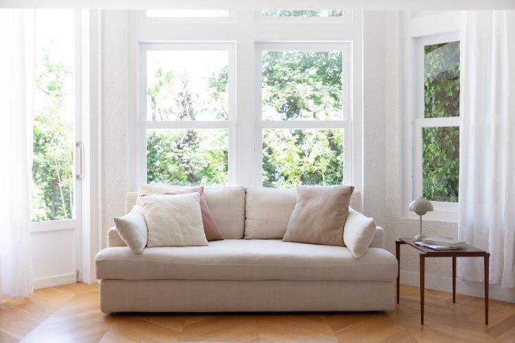 大きな窓からは自然光が