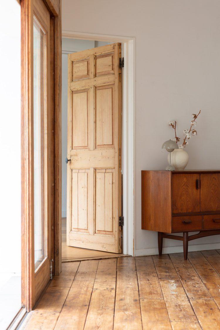 メイクルームに繋がる扉