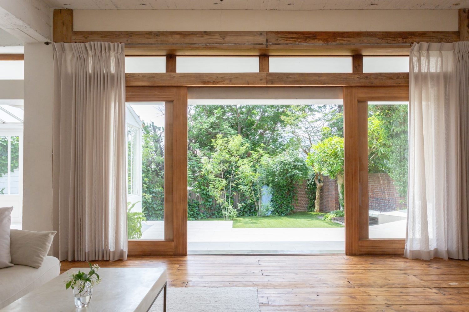 リビングルームと繋がるテラス