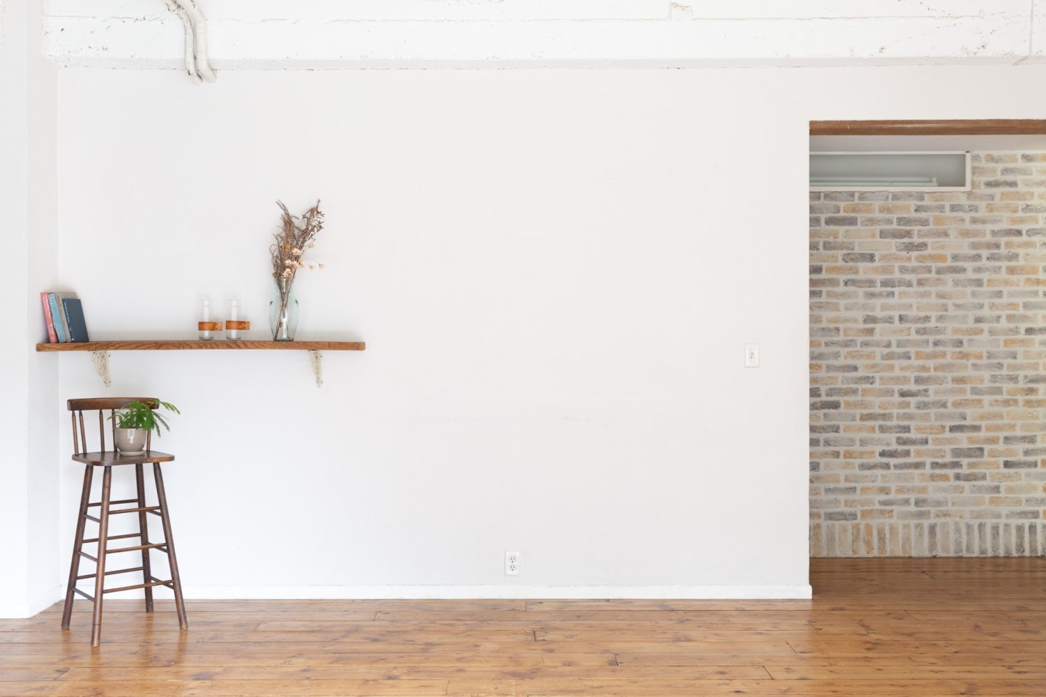 ライトグレーの壁にある飾り棚