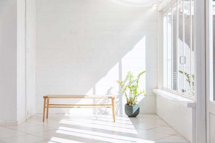 自然光が入る白い板壁