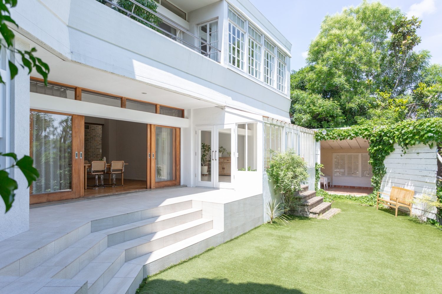 自然光が降り注ぐ庭