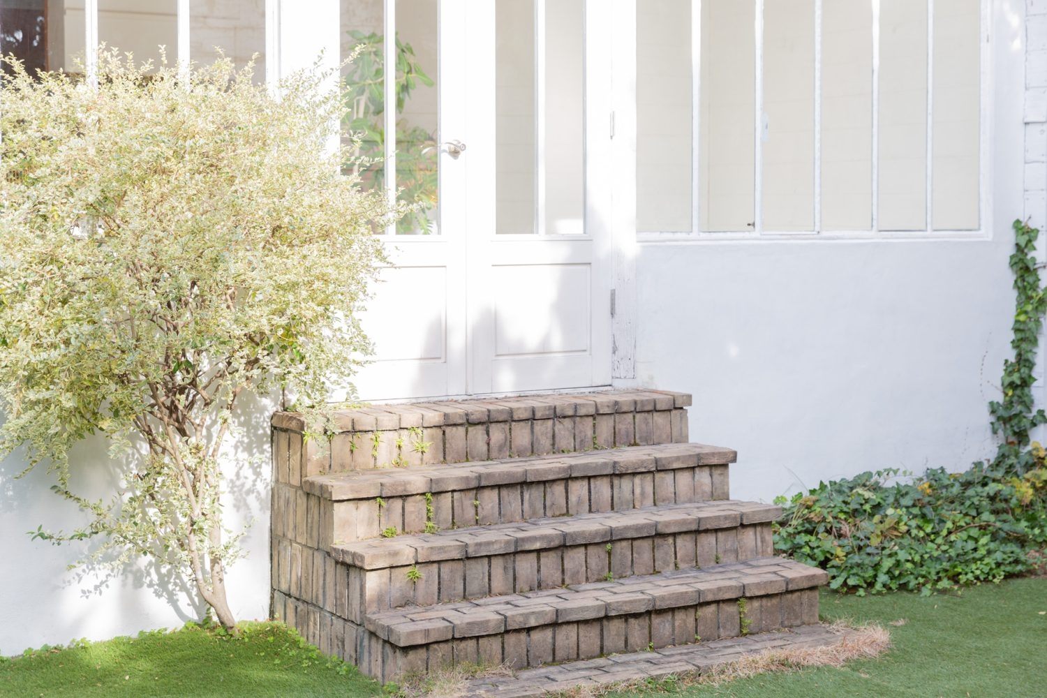 サンルームに続くレンガ階段