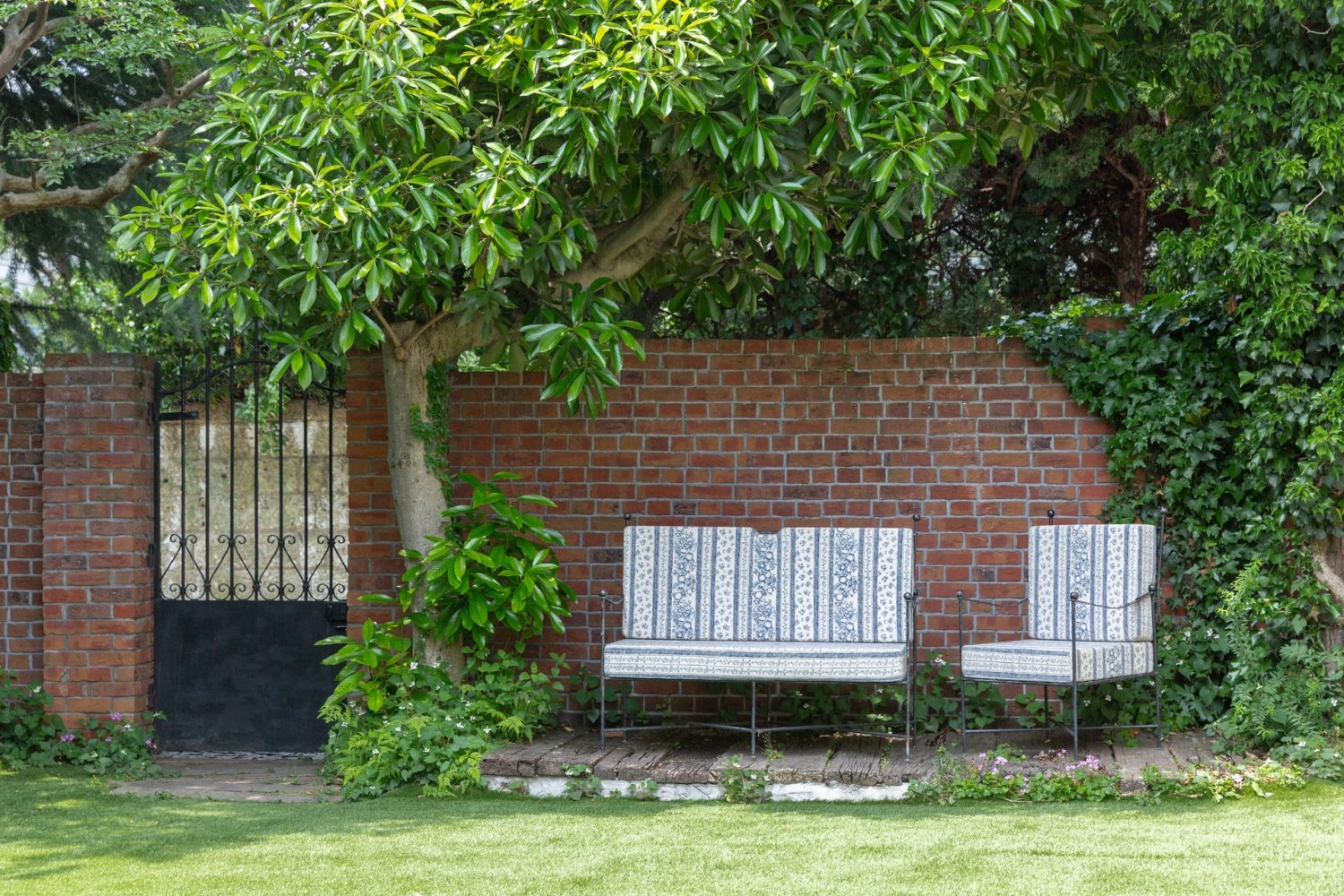 木々に囲まれたレンガ壁