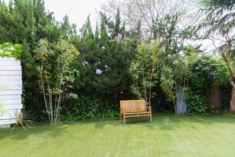 人工芝の広がる年中緑の庭