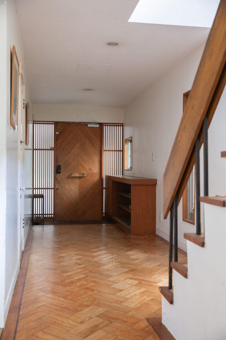 ヘリンボーン床の玄関