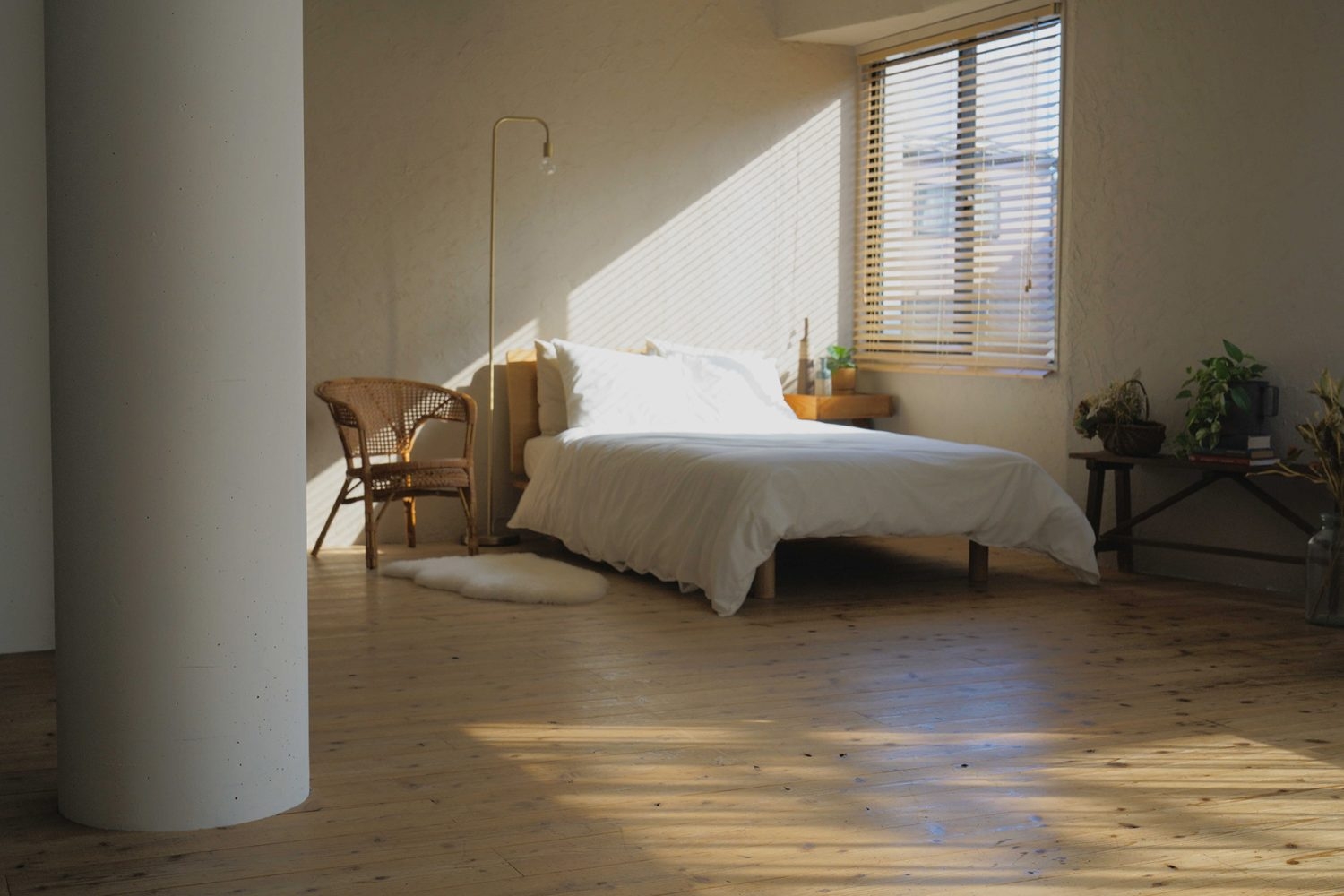 ブラインド超しの印象的な光で撮影できるベッド