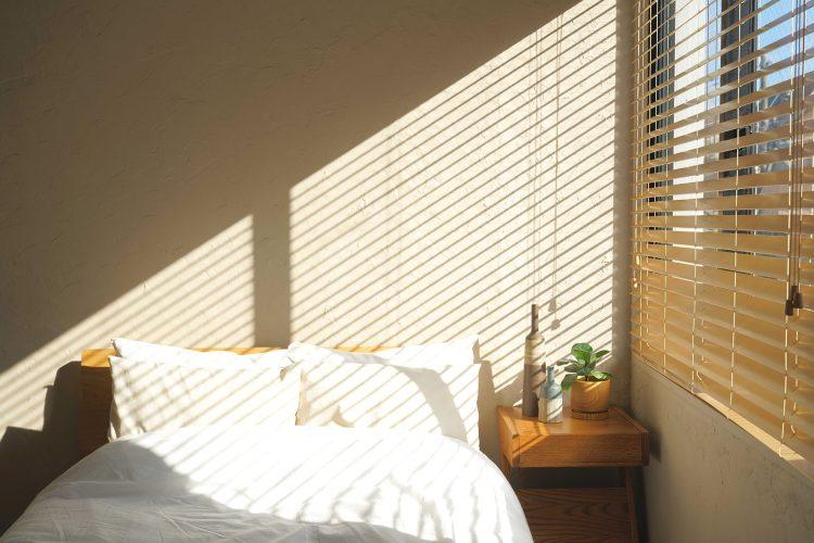 ウッドブラインドからのやわらかい光