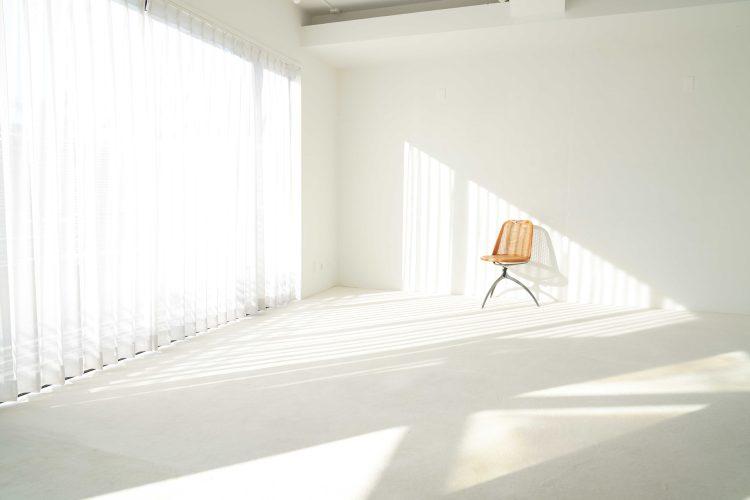 5F / 自然光がたっぷりと差し込む明るい室内