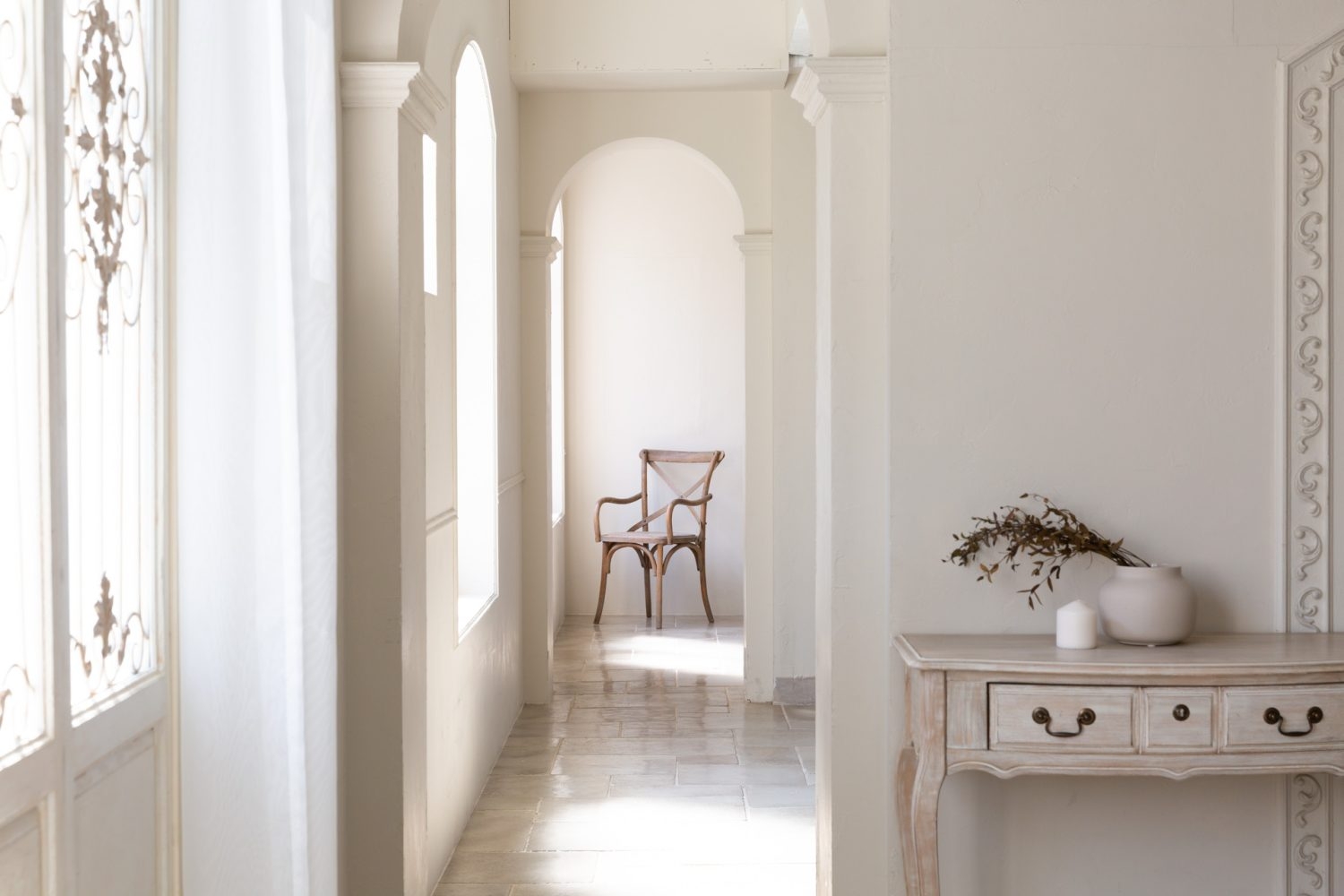 アーチ壁の続く窓際