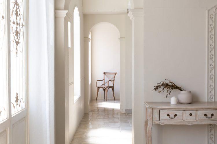 アーチ壁の続く窓際