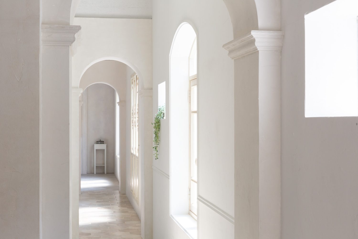 奥行きのある空間に差し込む自然光