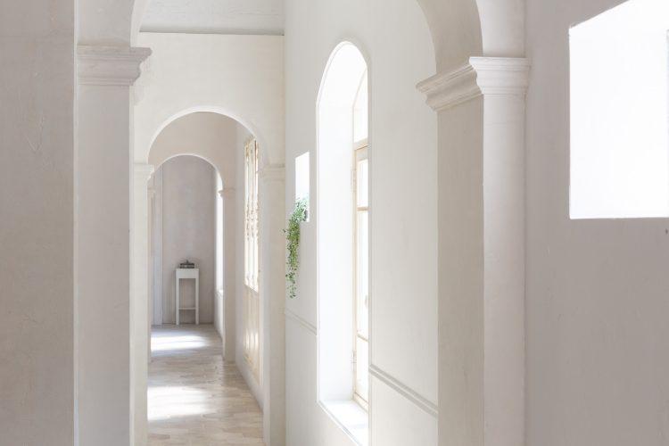 奥行きのある空間に差し込む自然光