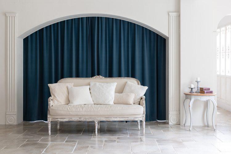 カラーカーテンを背景に