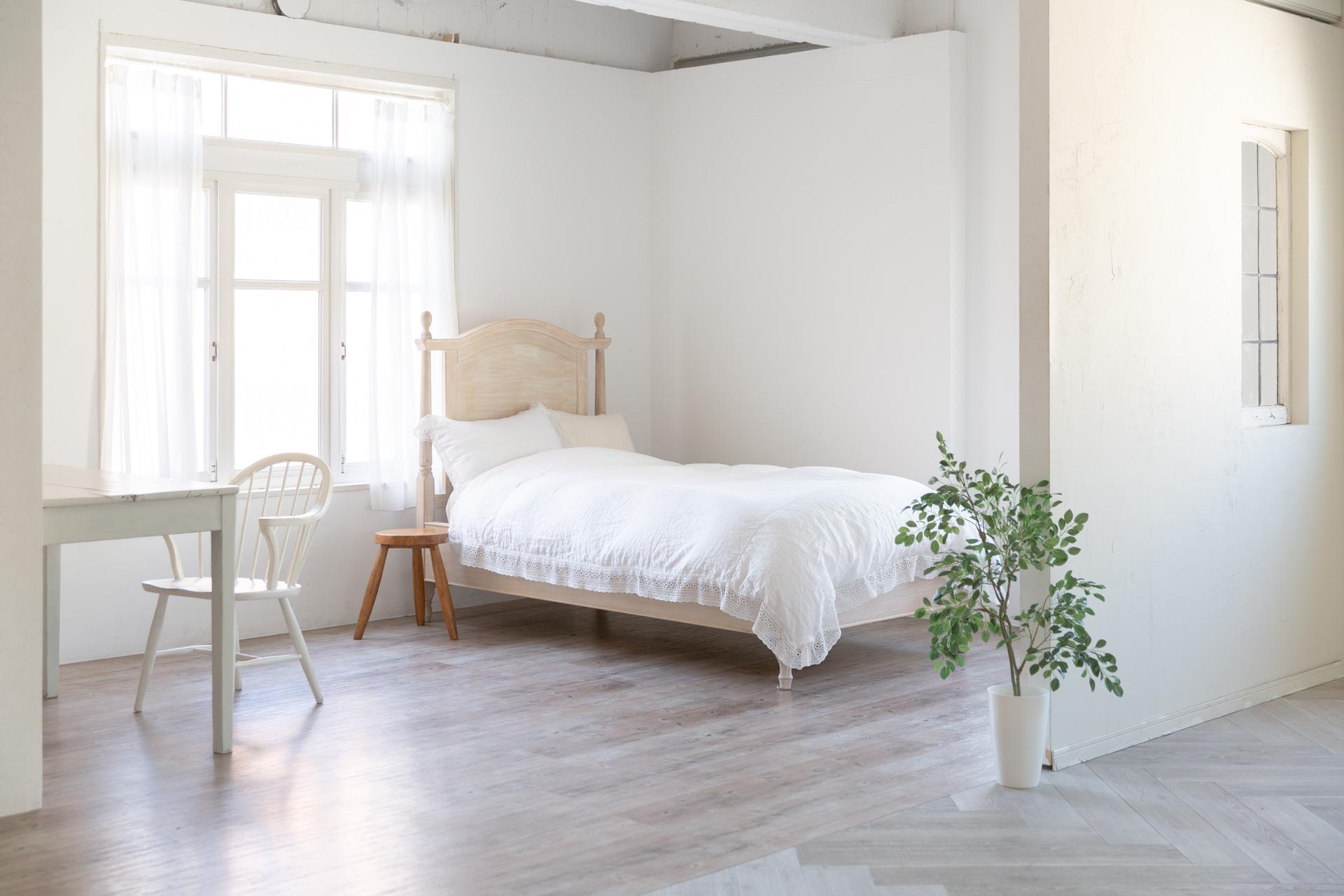 やわらかな光が差すベッドルーム