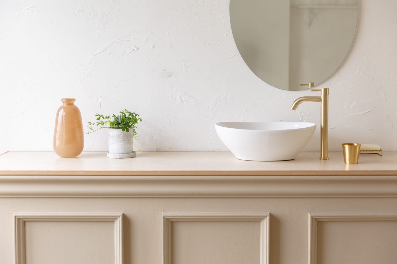 北側の窓際で明るい洗面を演出