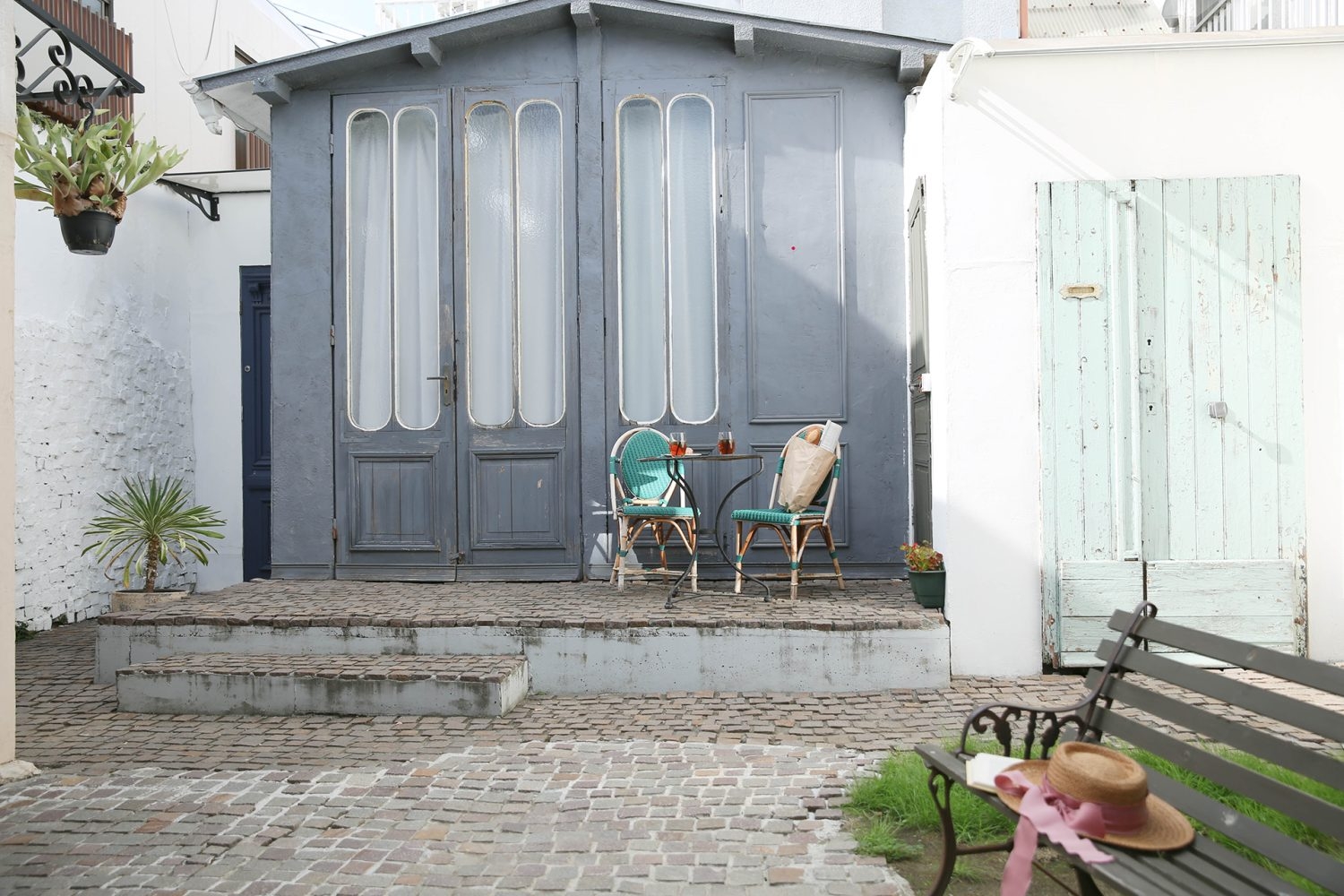 背の高い外観扉と石畳階段