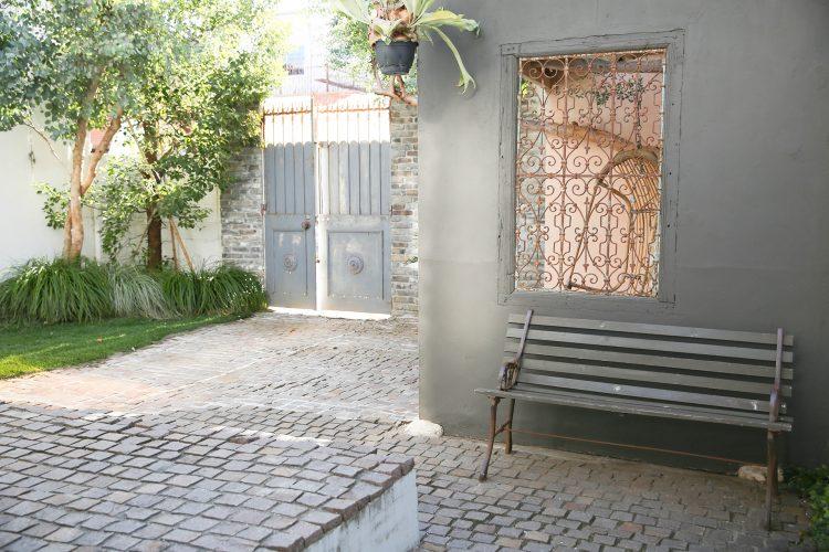 アイアン扉と石畳とベンチ