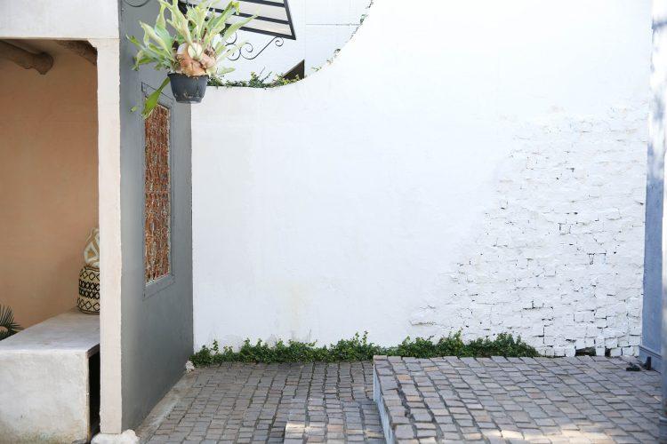 白い石壁と石畳