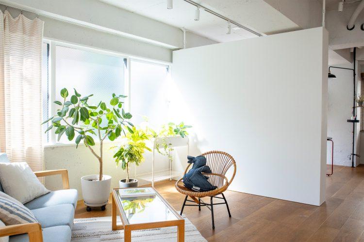 室内を仕切れる可動式の白壁あり
