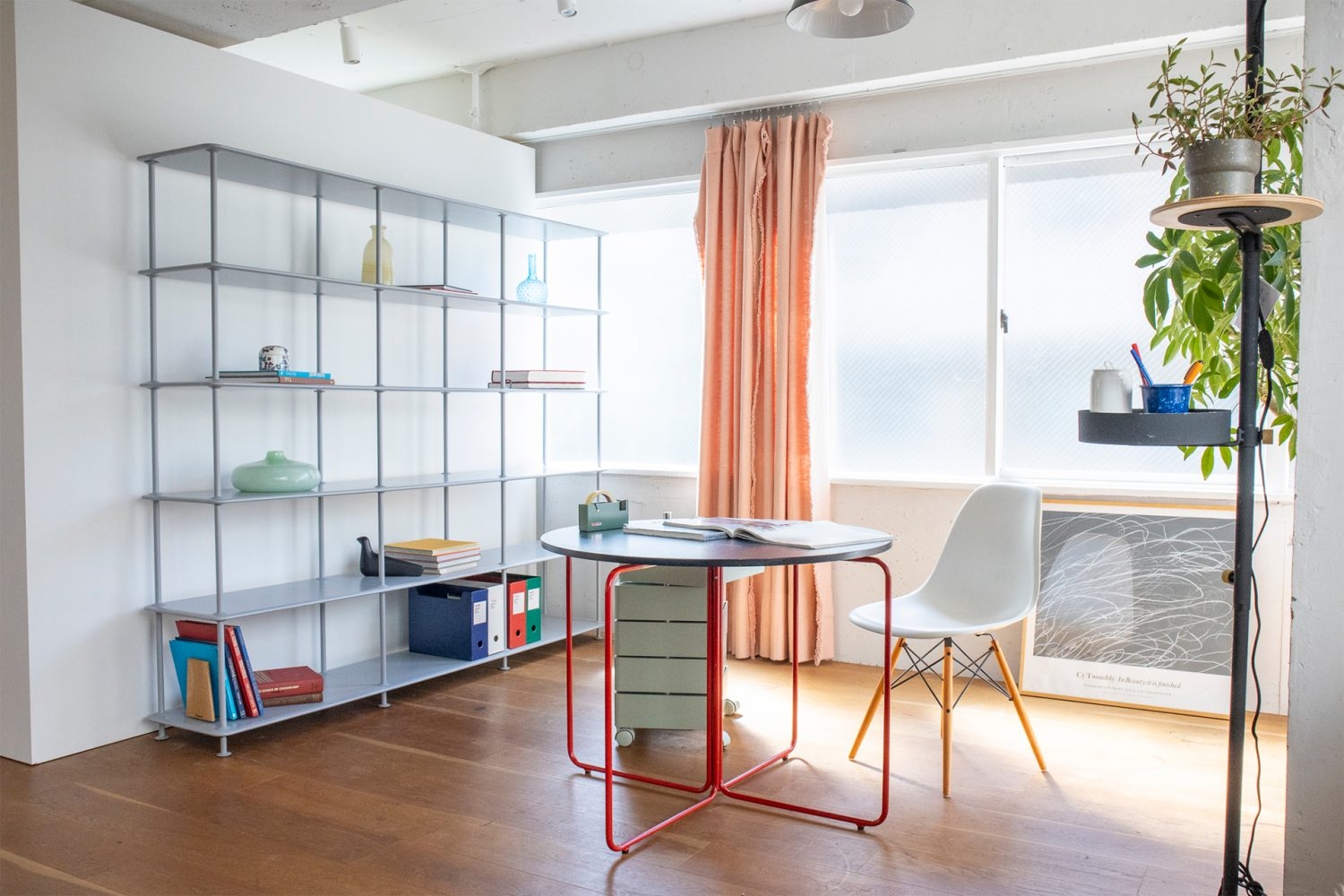 抜け感のあるオープンシェルフ(移動可能)