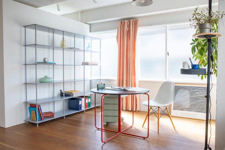 抜け感のあるオープンシェルフ(移動可能)