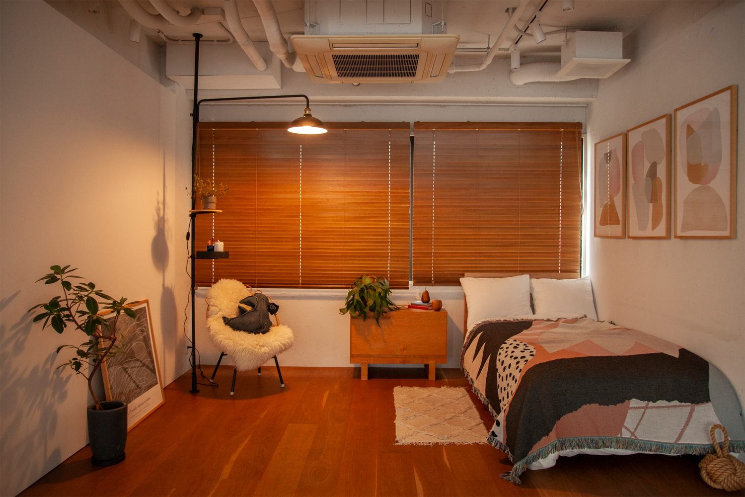 ベッドルームに可動壁を移動した例