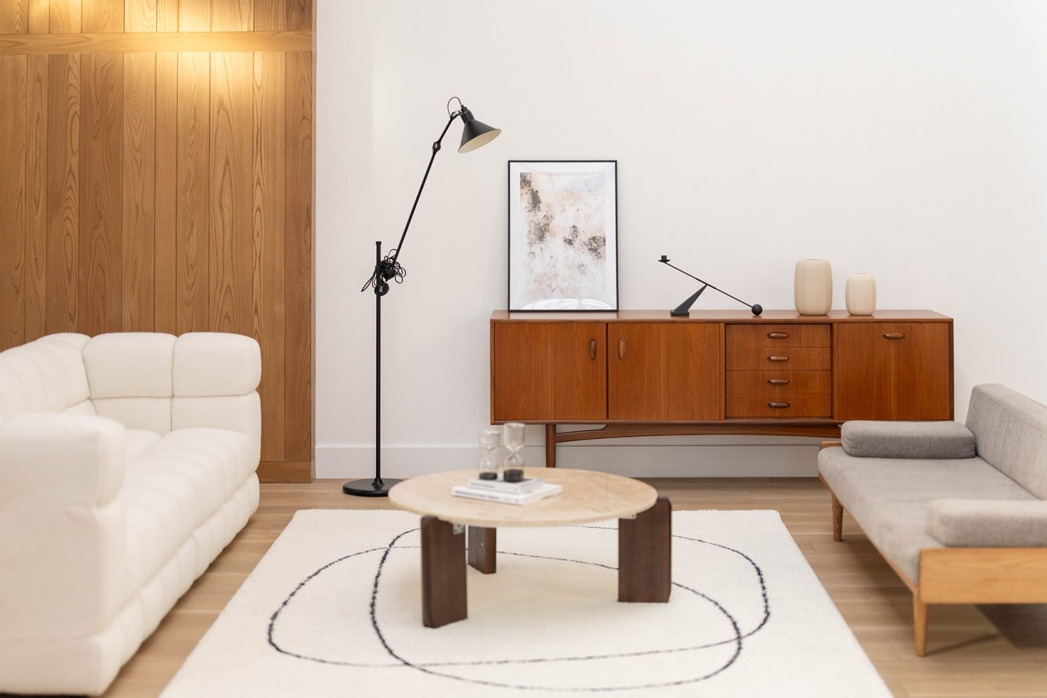 北欧のチェストにプロップを並べての撮影も Aゾーン