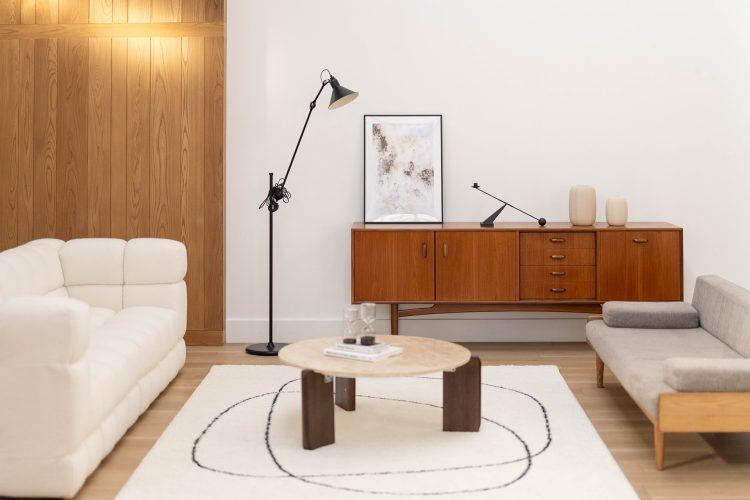 北欧のチェストにプロップを並べての撮影も Aゾーン