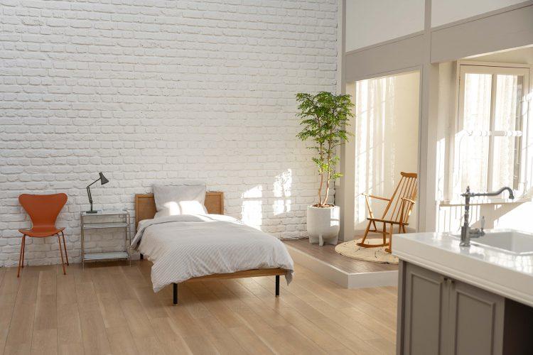 引いて撮れるシングルベッドと白レンガ壁 Aゾーン