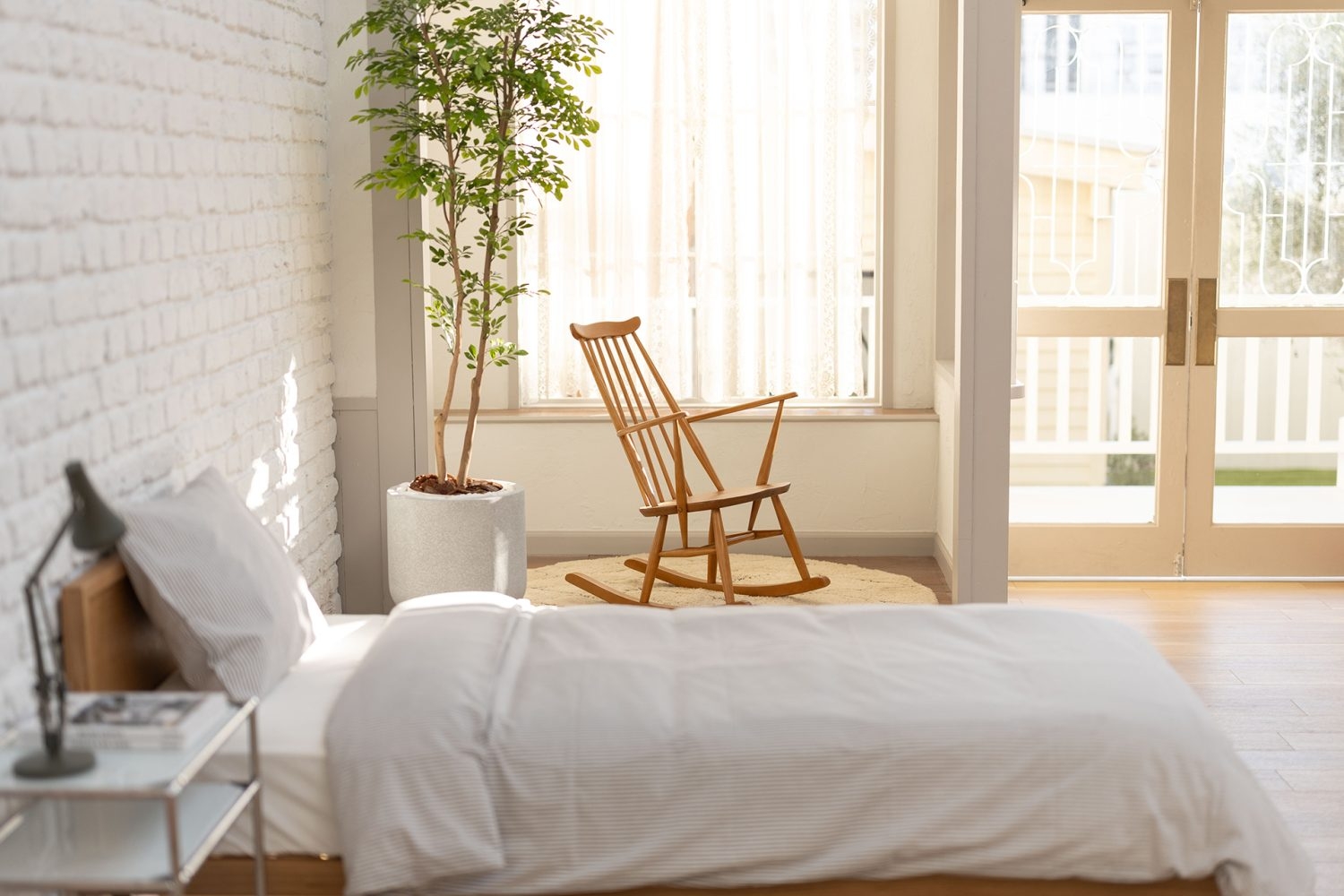 柔らかい光が差し込むベッドとロッキングチェア Aゾーン