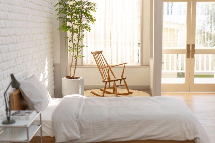 柔らかい光が差し込むベッドとロッキングチェア Aゾーン
