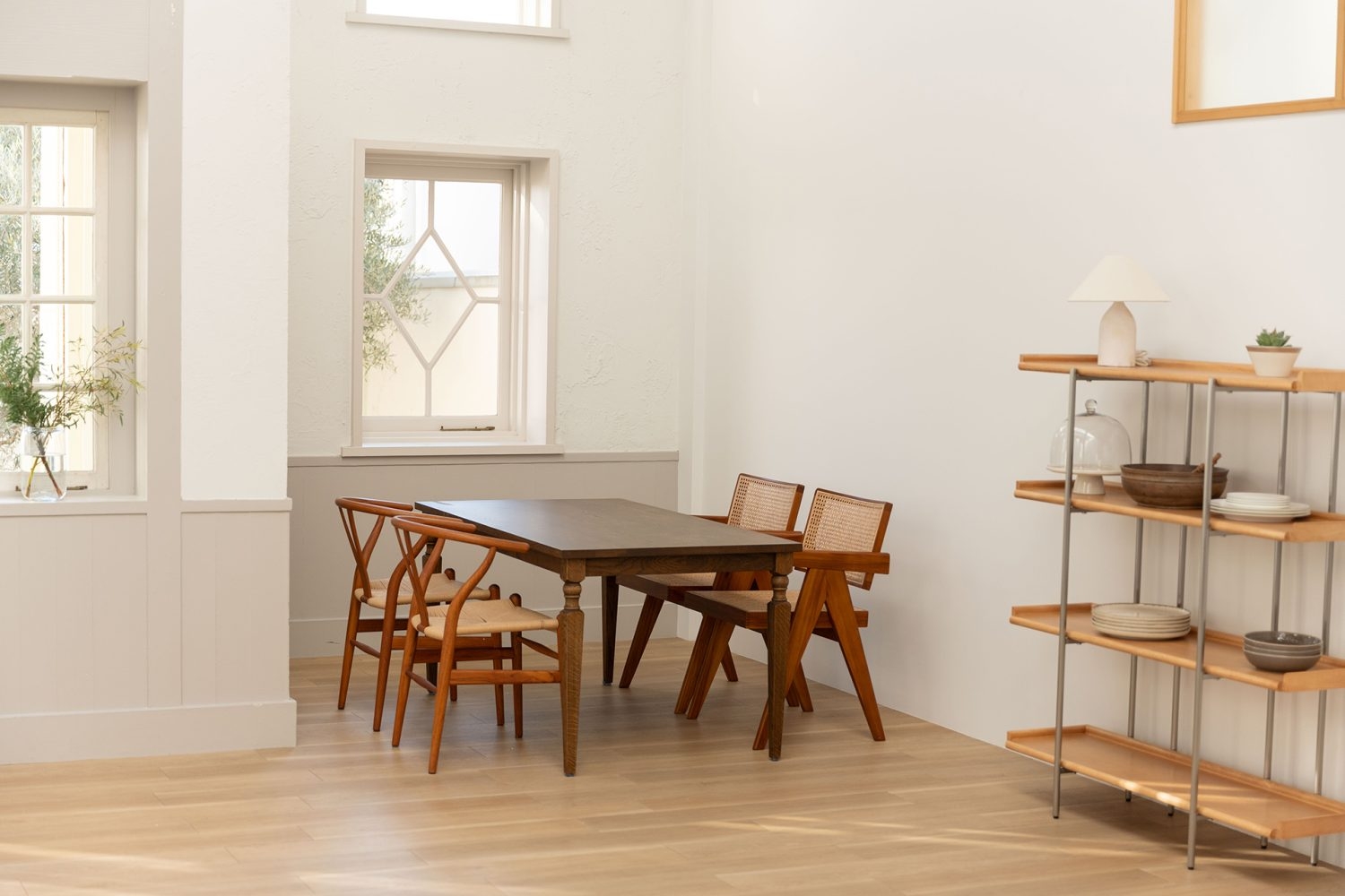 落ち着いた色味のダイニングテーブルとチェスト Aゾーン