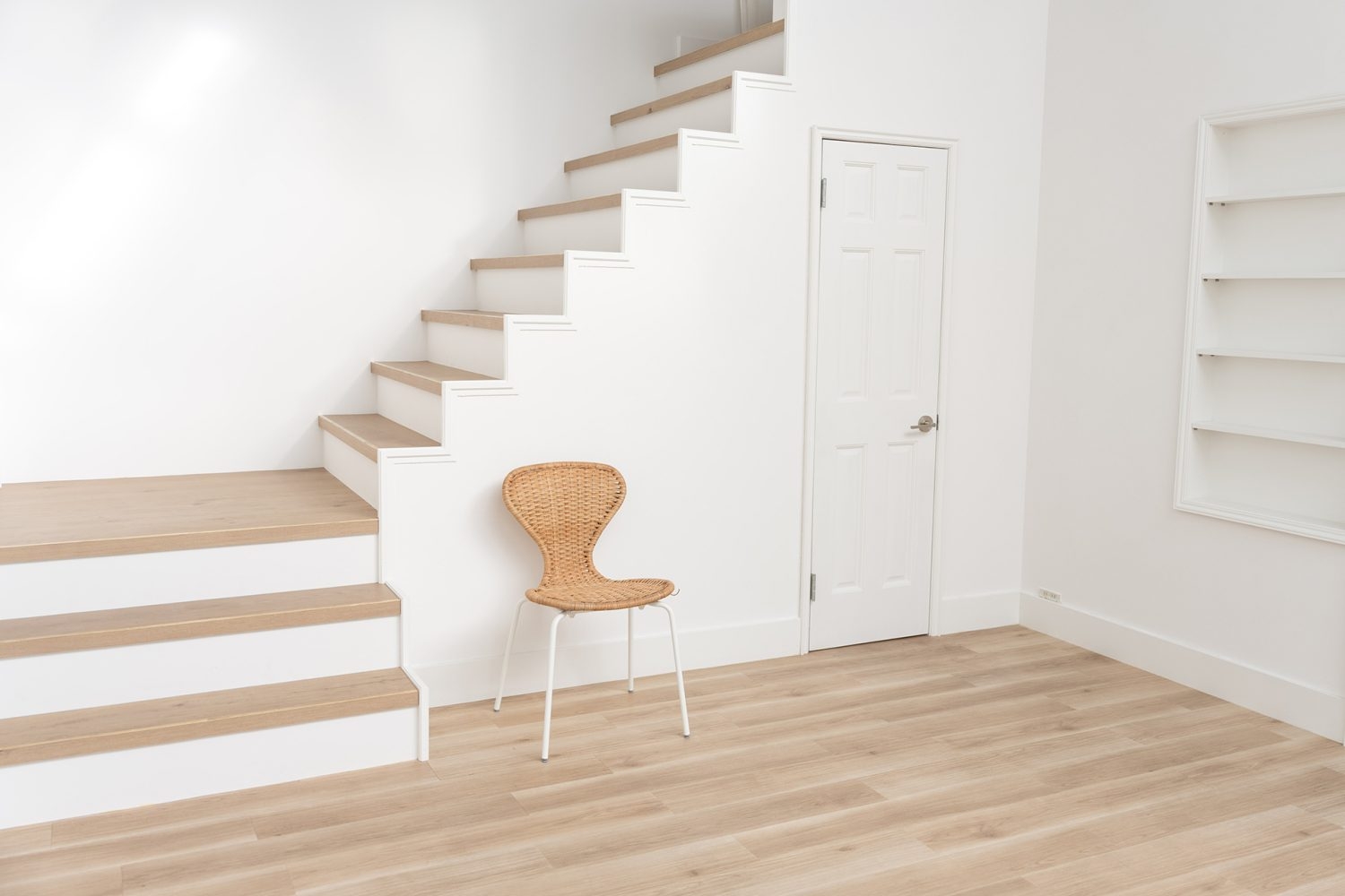 白と木目で統一されワイドに撮れる階段 Aゾーン