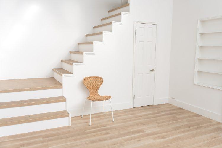 白と木目で統一されワイドに撮れる階段 Aゾーン