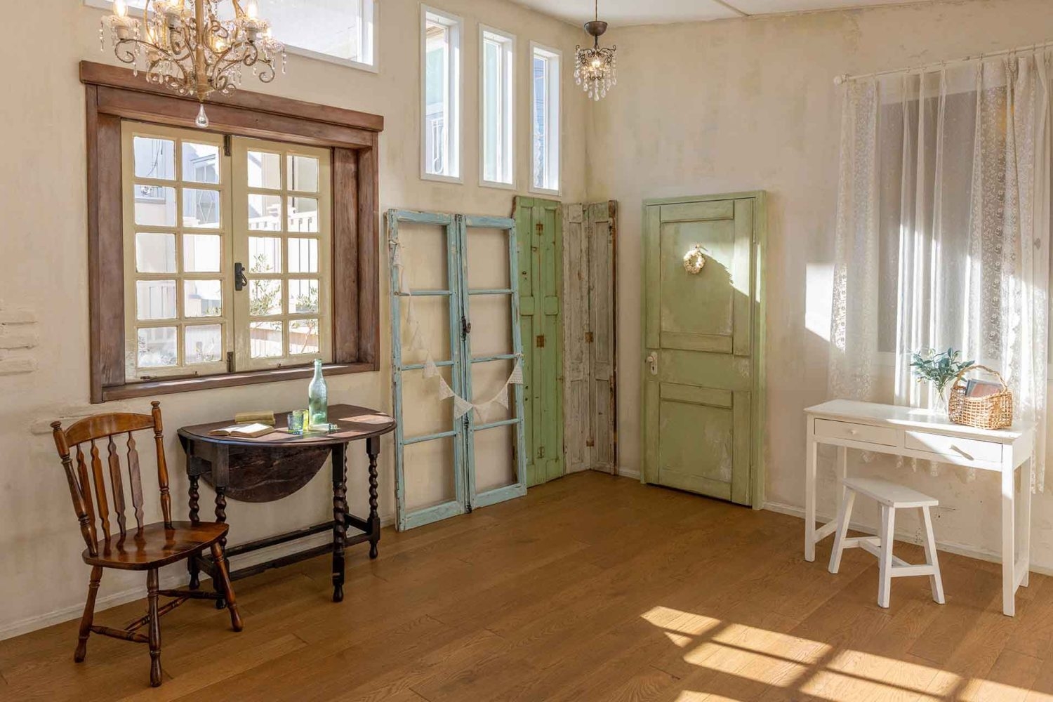 アンティーク家具のプロップが揃います Bゾーン