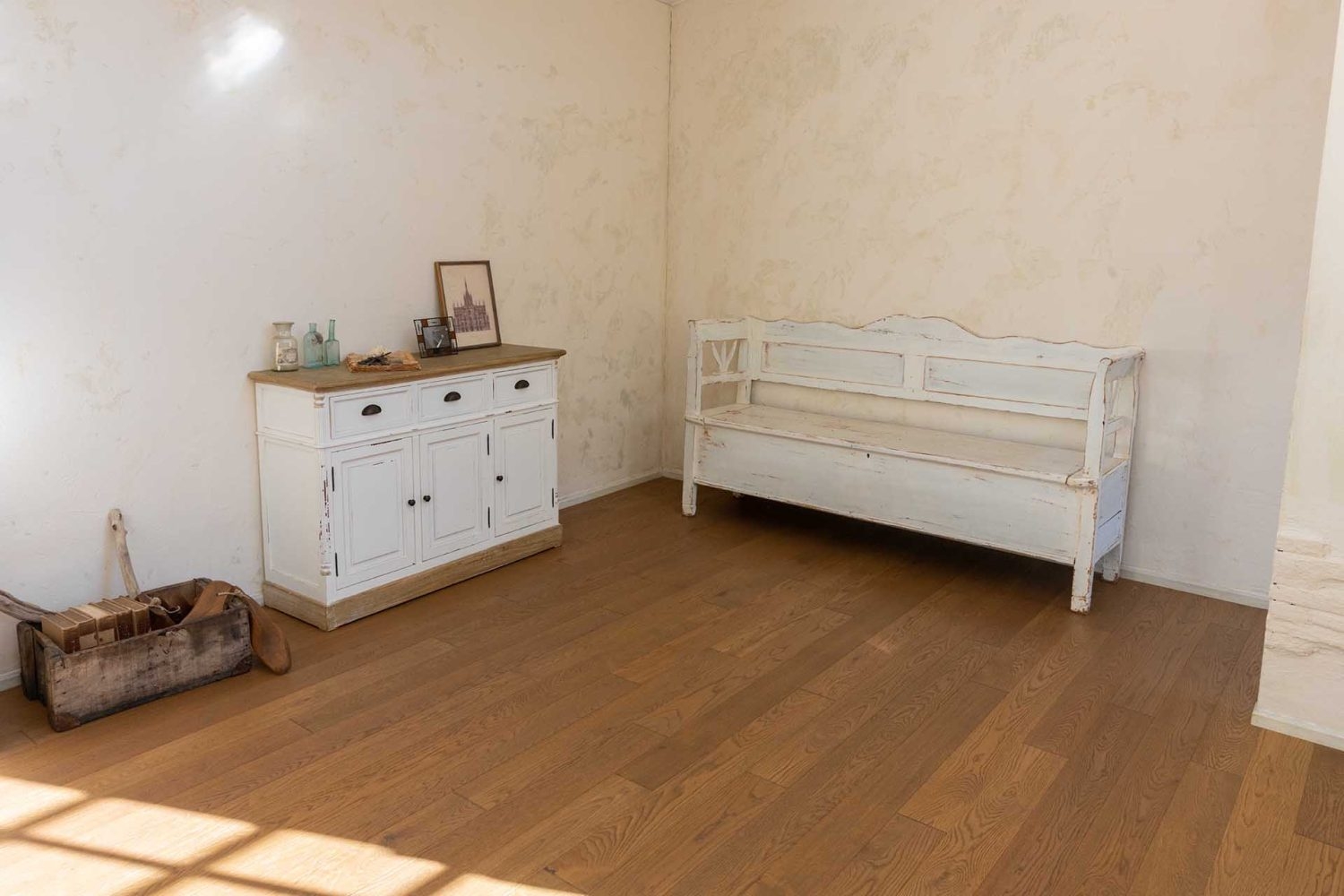 アンティーク調の家具と風合いある壁 Bゾーン