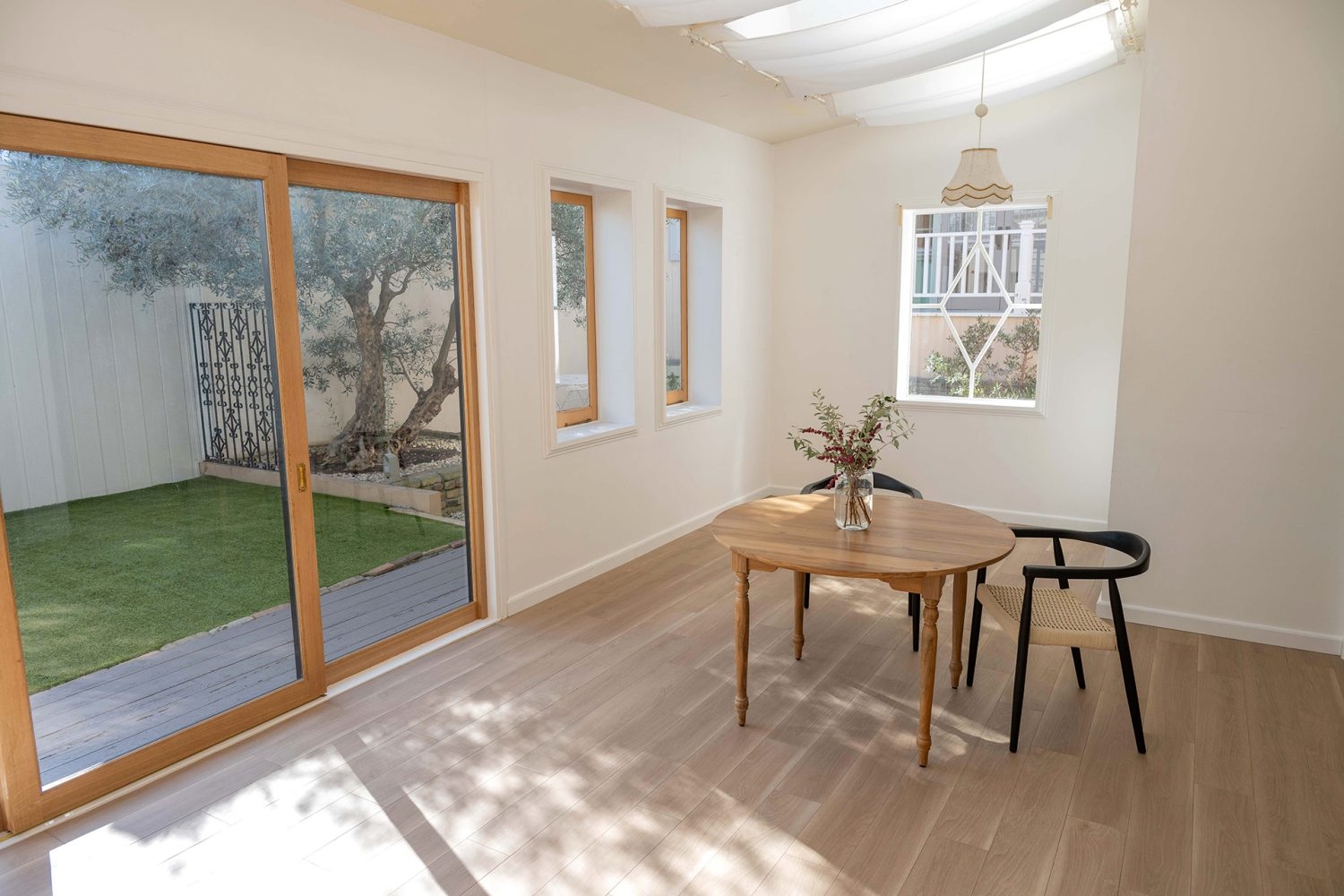 天窓から光が入り明るいリビング空間 Cゾーン