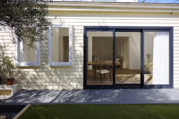 南向きの大きな窓から自然光がたっぷり ガーデン