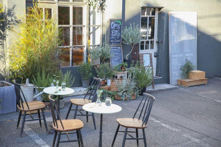 カフェテラスのようなシチュエーションで