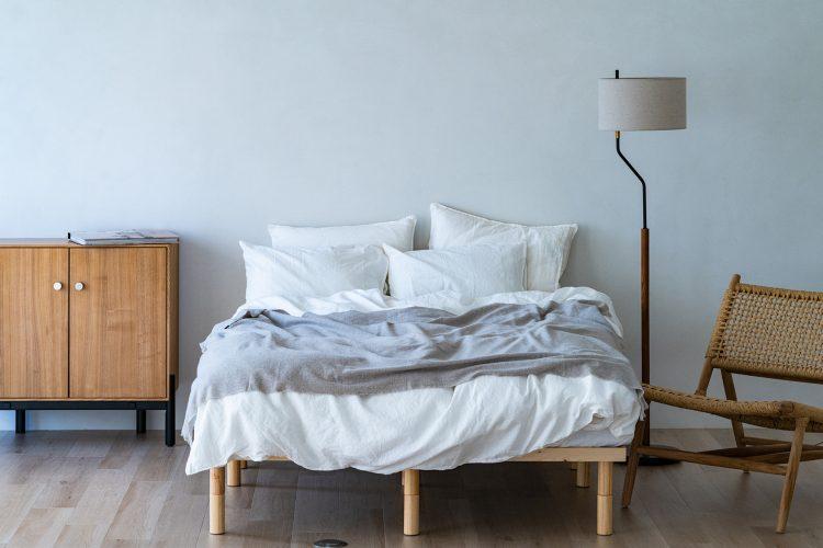 シンプルで撮影しやすいダブルベッドは移動も可能