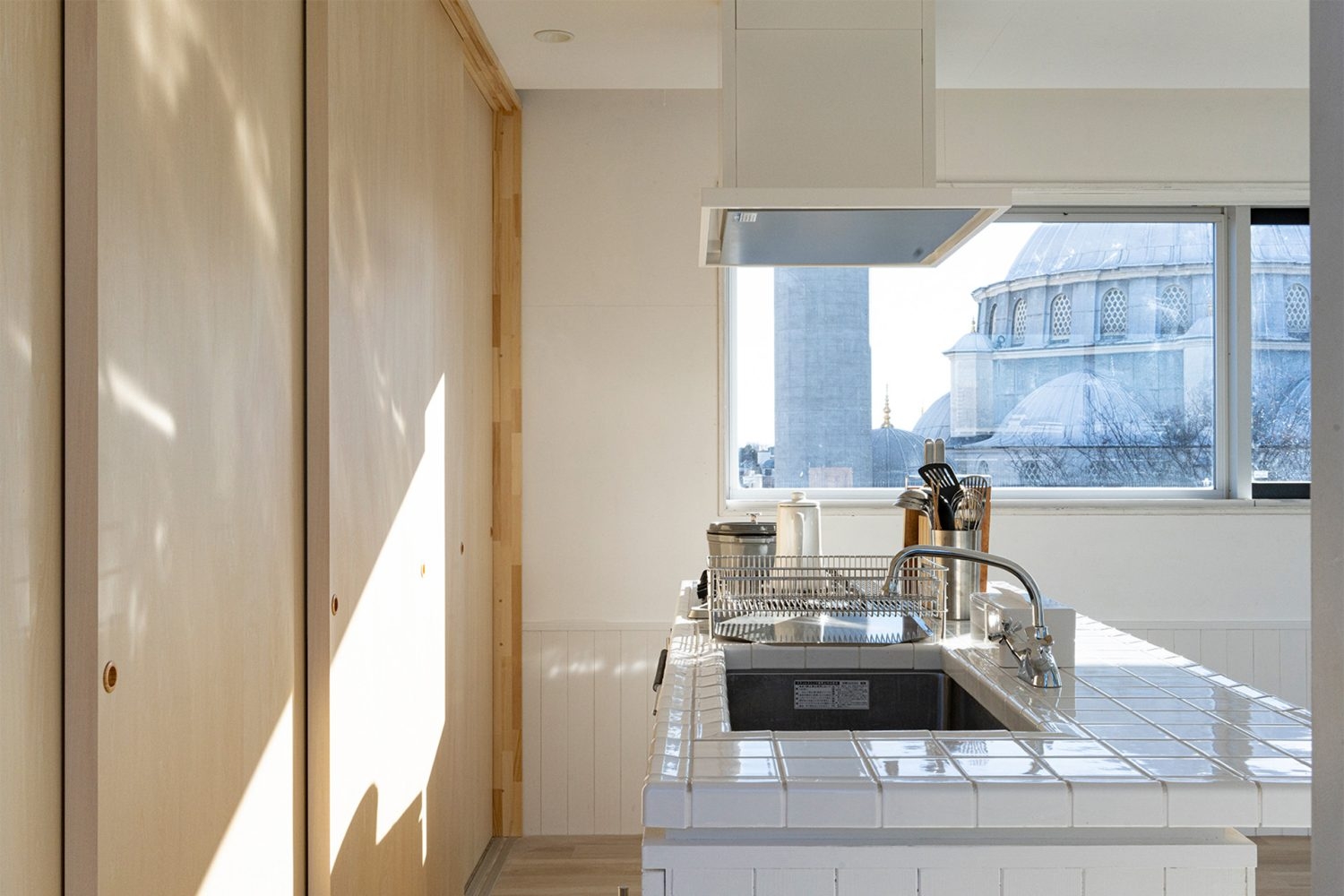 キッチン背面のスライドドアは開閉・取り外し可能