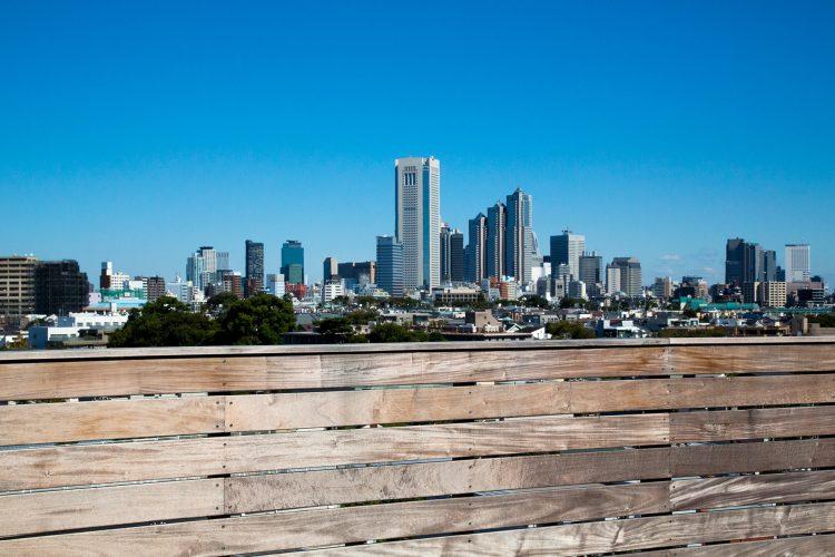 バルコニーからビル群を背景に撮影 / 新宿副都心方角