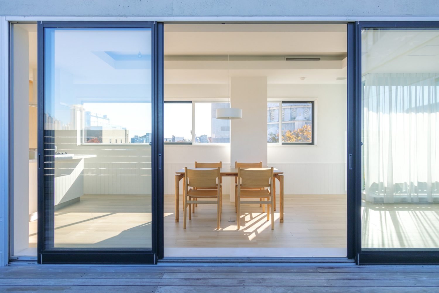 バルコニー側からも撮影可能なダイニングエリア