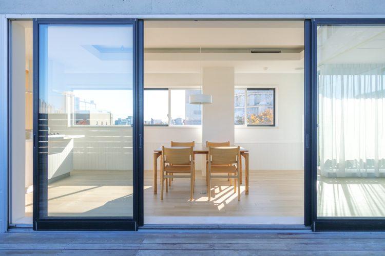 バルコニー側からも撮影可能なダイニングエリア