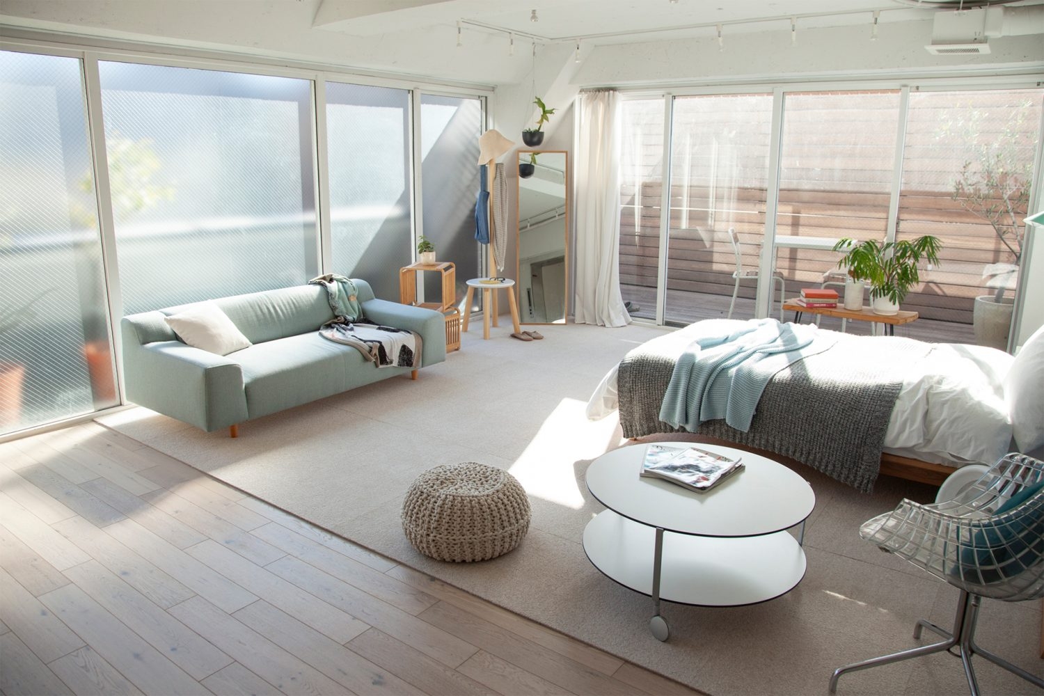 タイルカーペットを途中まで敷いた状態